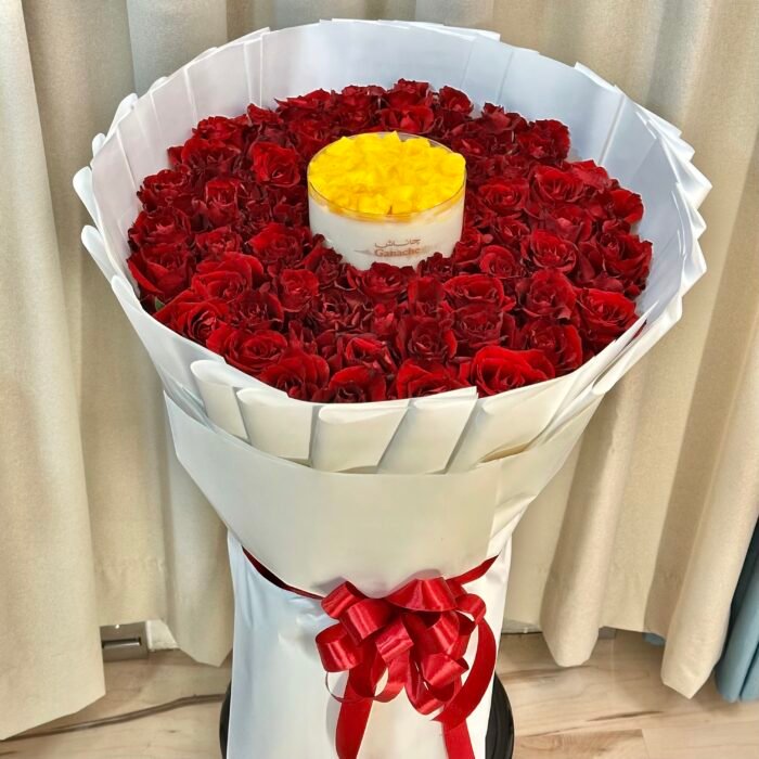 ⁦باقة ازهار ليلى مع كيكة جاناش⁩ - الصورة ⁦1⁩