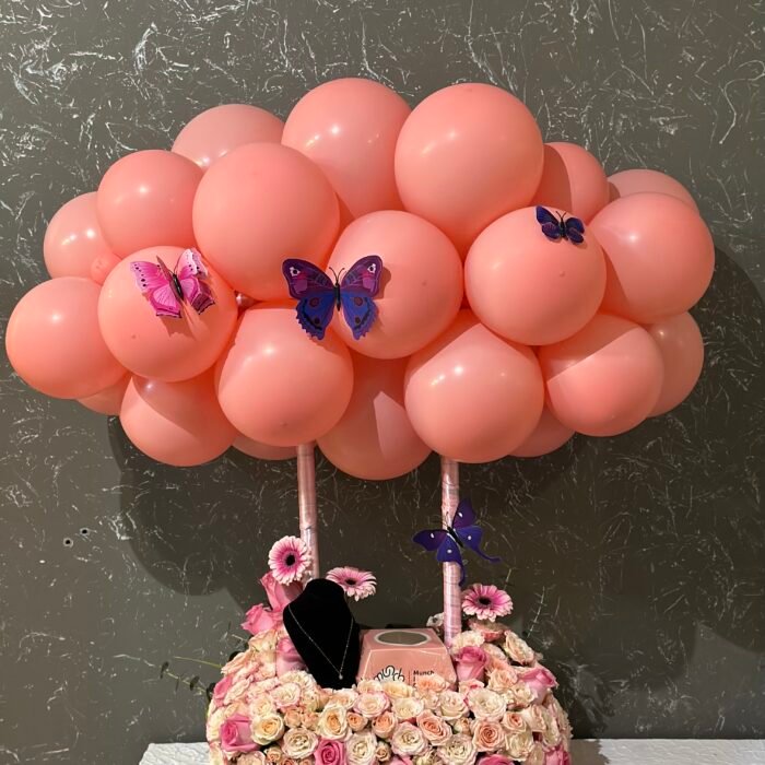 ⁦باقة البالون مع الورد والفراشه⁩ - الصورة ⁦1⁩