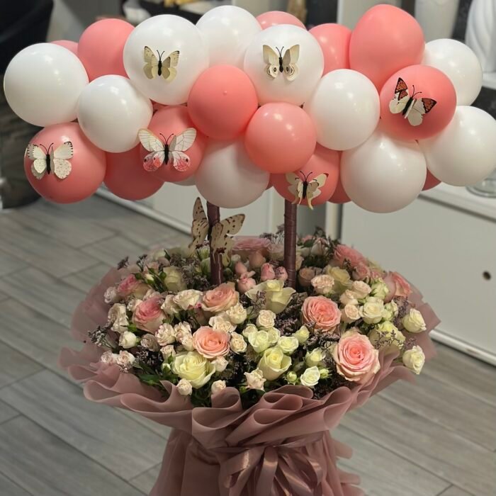 ⁦باقة الورد مع قوس بالون⁩ - الصورة ⁦1⁩