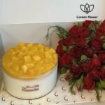 ⁦باقة ورود حمراء مع كيكة جاناش⁩ - الصورة ⁦2⁩